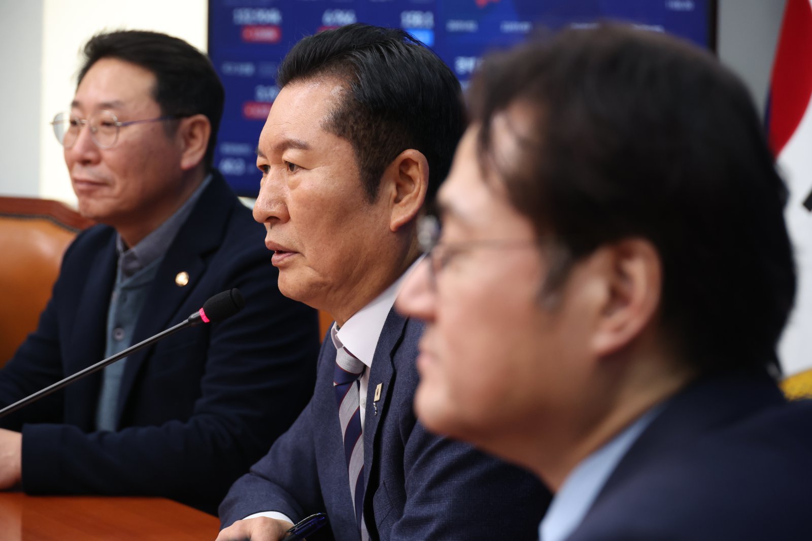 정청래 더불어민주당 대표가 21일 오후 서울 여의도 국회에서 홍익표 대통령비서실 정무수석을 접견하며 인사말을 하고 있다. 2026.01.21. [서울=뉴시스]