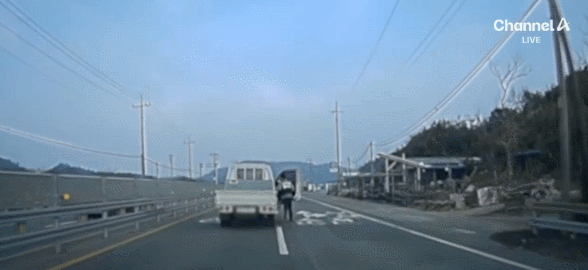 7일 오후 전남 순천시의 한 도로에서 경찰이 화물차를 일부러 들이받아 멈춰 세웠다. 채널A