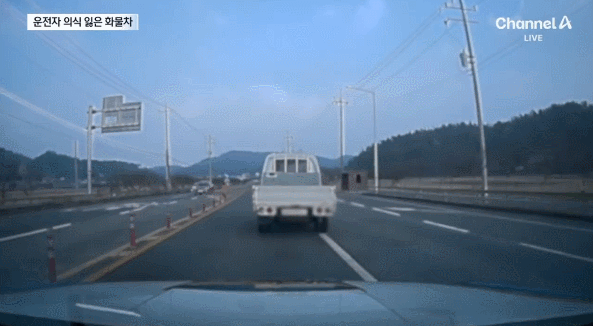7일 오후 전남 순천시의 한 도로에서 경찰이 화물차를 일부러 들이받아 멈춰 세웠다. 채널A