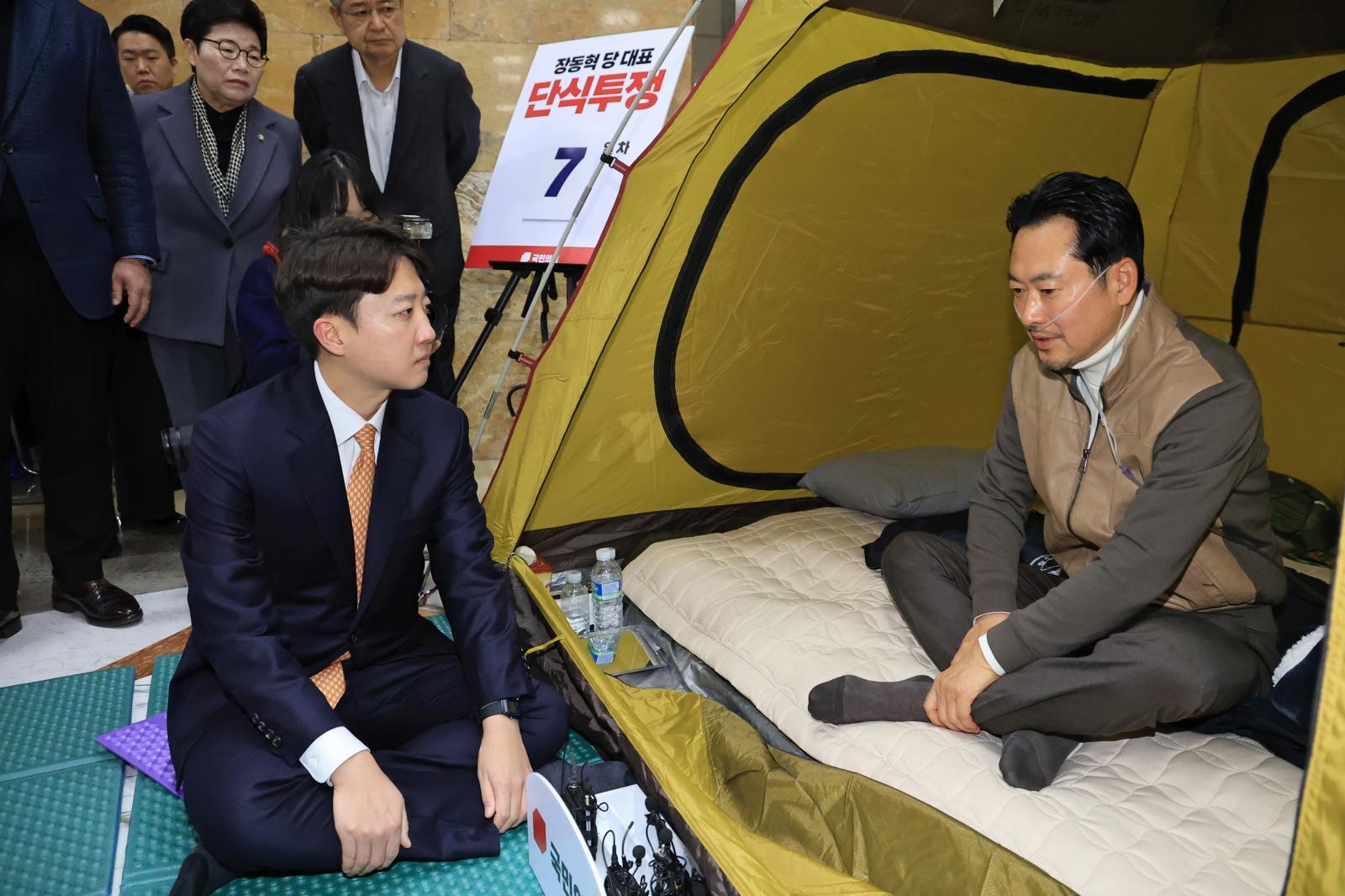 통일교·공천헌금 ‘쌍특검’ 수용을 요구하며 단식 7일 차를 맞은 국민의힘 장동혁 대표가 21일 서울 여의도 국회 로텐더홀 단식 농성장을 찾은 개혁신당 이준석 대표와 대화하고 있다. 2026.1.21/사진공동취재단