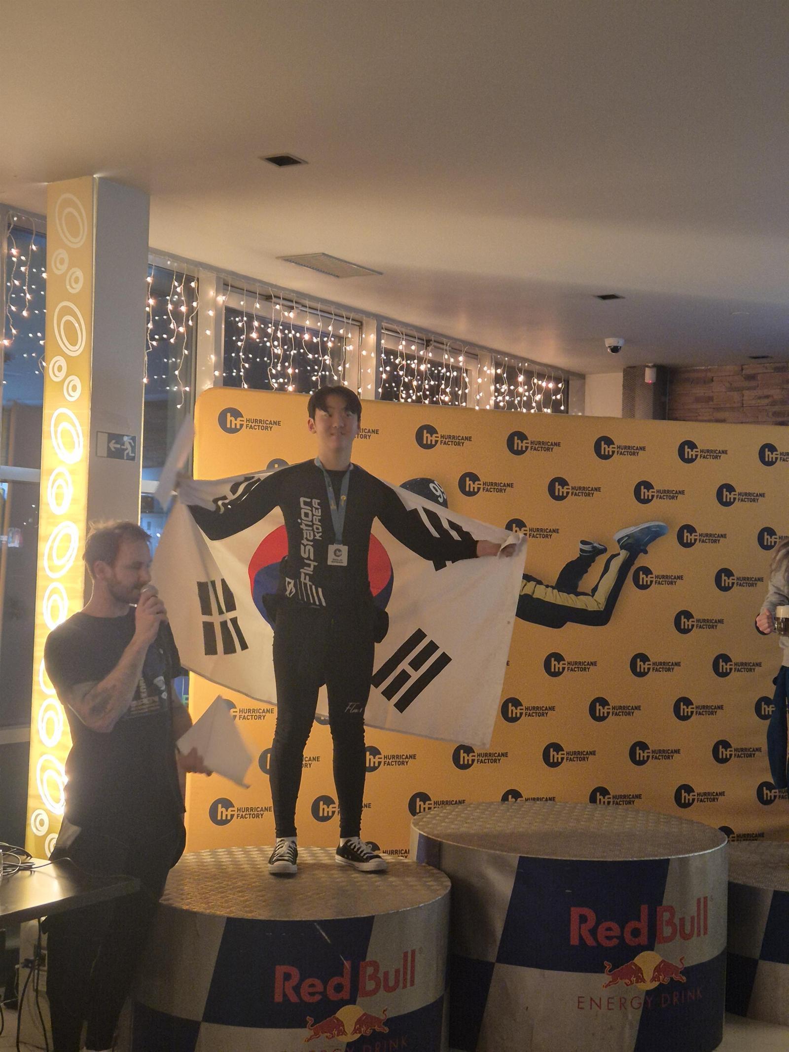 실내스카이다이빙 유망주 차설민(왼쪽 두 번째)이 17일 체코 프라하에서 끝난 체코 오픈에서 솔로스피드 부문 은메달을 차지한 뒤 태극기를 두른 채 단상에 오른 모습. 조인수 코치 제공