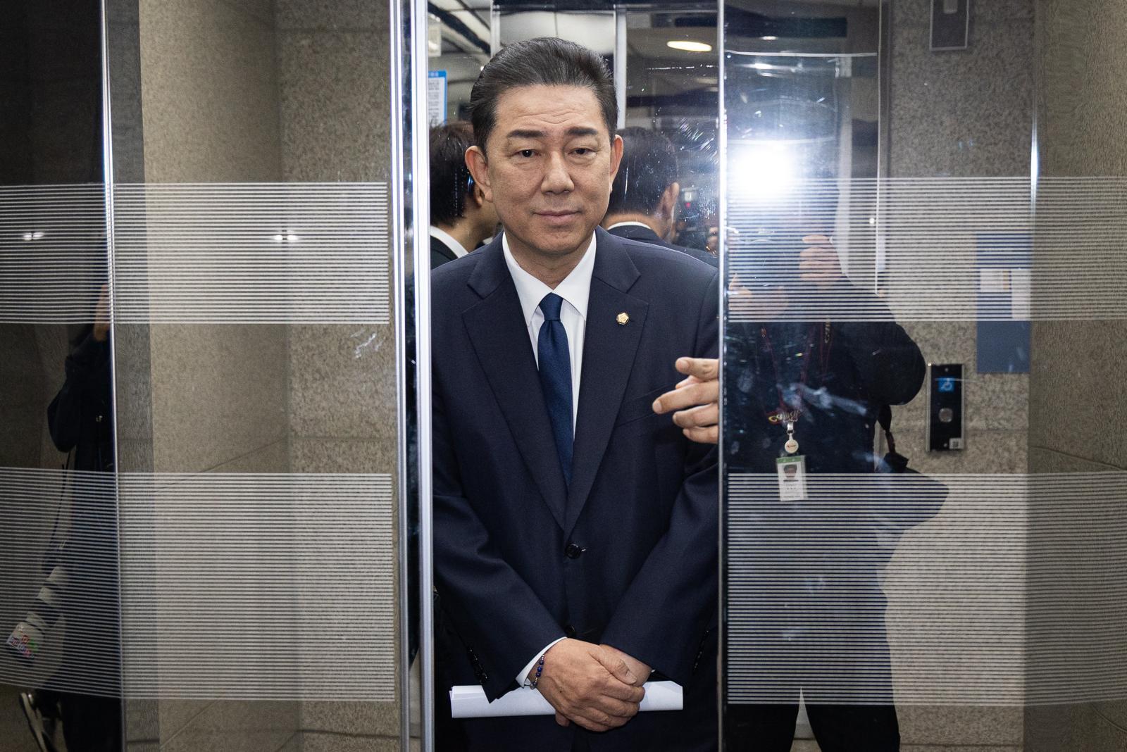 김병기 더불어민주당 의원이 지난 19일 서울 여의도 국회 소통관에서 당 윤리심판원의 제명 결정에 대한 입장을 밝히는 기자회견을 마치고 지하주차장으로 이동하고 있다. 2026.1.19/뉴스1