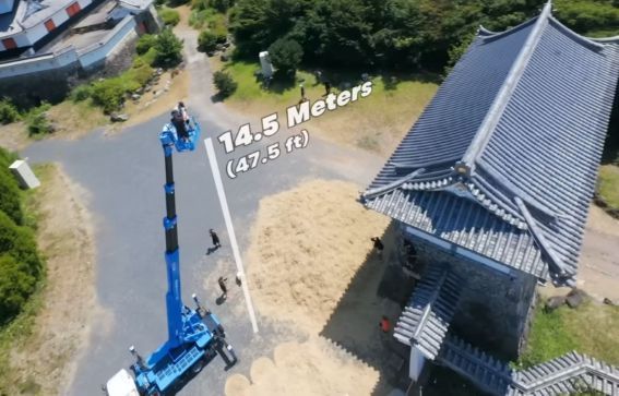 14.5m 높이에서 ‘신뢰의 도약’을 한다 / 사진 = 레드불 공식 유튜브