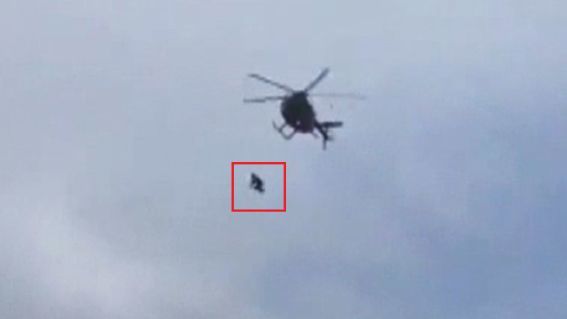 헬리콥터에서 뛰어내렸다 / 사진 = 톰 코터릴(Tom Cotterill) X(구 트위터)