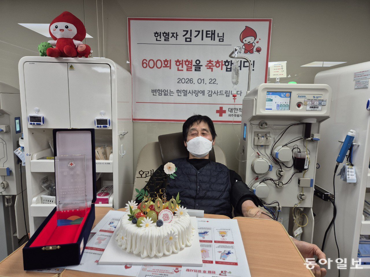 22일 제주시 헌혈의 집 한라센터에서 헌혈하고 있는 김기태 씨(68). 김 씨는 헌혈 600회를 달성했다. 제주혈액원 제공