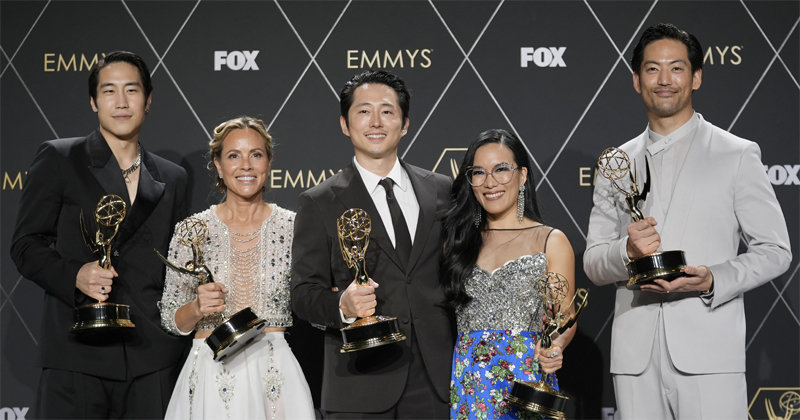 미국 로스앤젤레스에서 열린 제75회 프라임타임 에미상 시상식에서 8관왕을 차지한 넷플릭스 드라마 ‘성난 사람들’의 출연 배우들이 트로피를 들고 있다. 왼쪽부터 영 마지노, 마리아 벨로, 스티븐 연, 앨리 웡, 조셉 리. 이날 남우주연상을 받은 스티븐 연을 비롯해 영 마지노, 조셉 리는 모두 한국계 배우다. 2024.1.15. 로스앤젤레스=AP 뉴시스