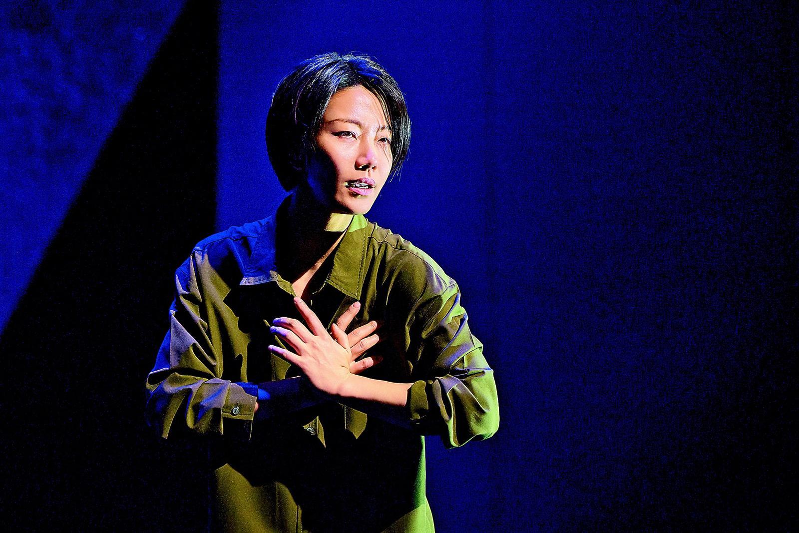 연극 ‘살아있는 자를 수선하기’의 배우 김신록. 프로젝트그룹 일다 제공