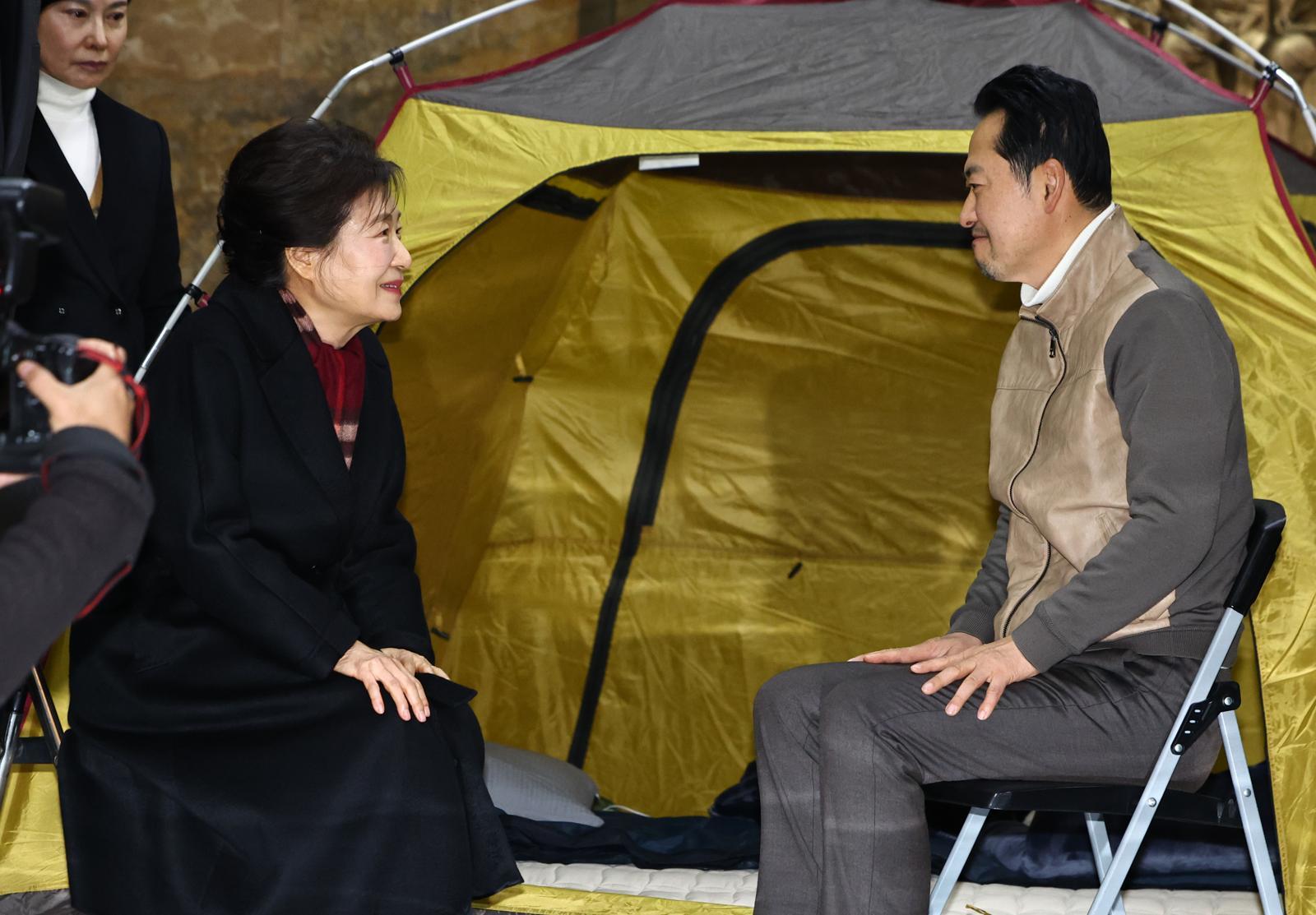 박근혜 전 대통령이 22일 서울 여의도 국회 로텐더홀 에서 통일교·공천헌금 ‘쌍특검’ 수용을 촉구하며 단식농성중인 장동혁 국민의힘 대표를 찾아 대화를 나누고 있다. 뉴시스