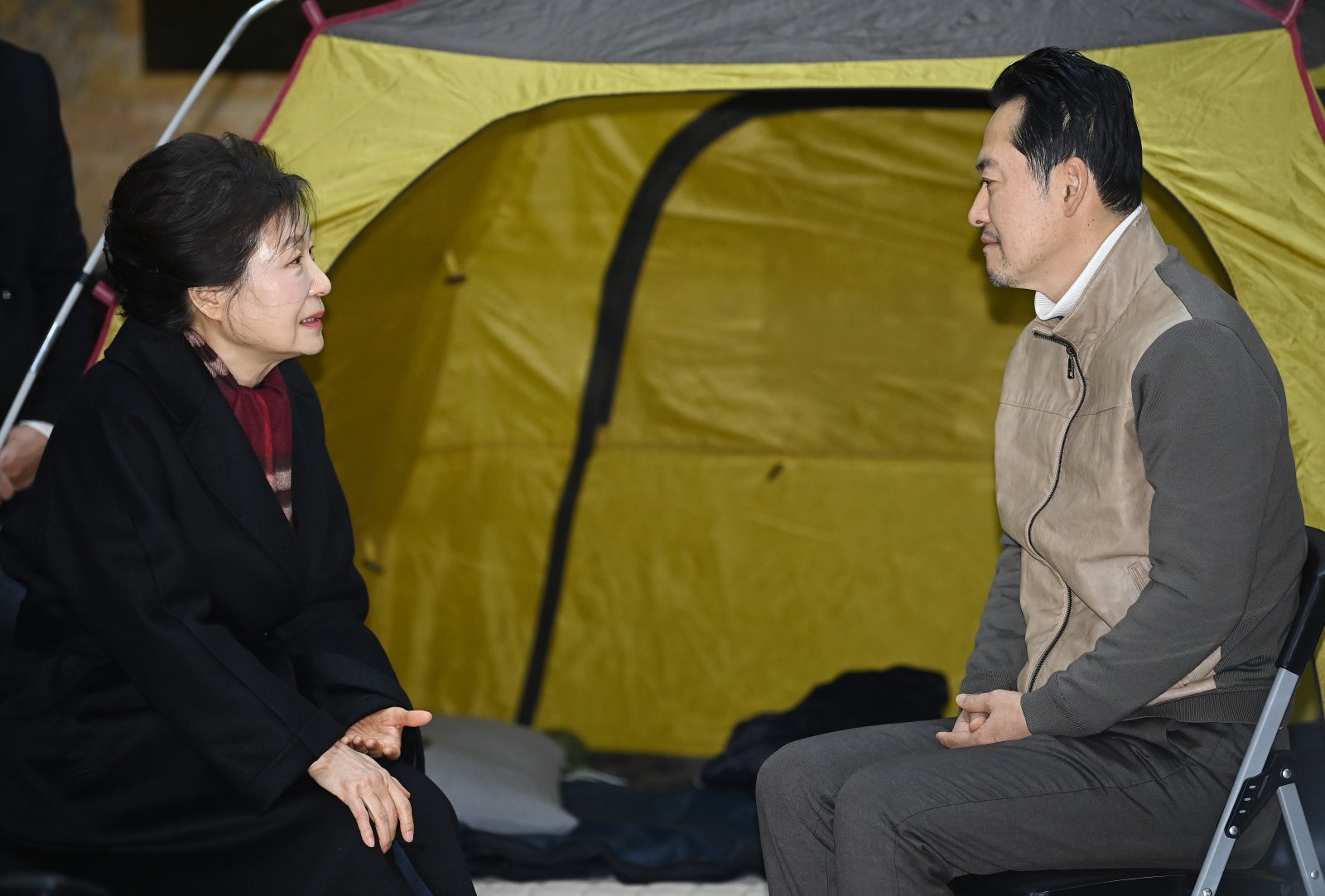 박근혜 전 대통령이 22일 서울 여의도 국회 로텐더홀에서 통일교게이트·더불어민주당공천뇌물 ‘쌍특검’ 수용을 요구하며 8일째 단식 중인 장동혁 국민의힘 대표를 찾아 대화하고 있다. 2026.01.22. 사진공동취재단