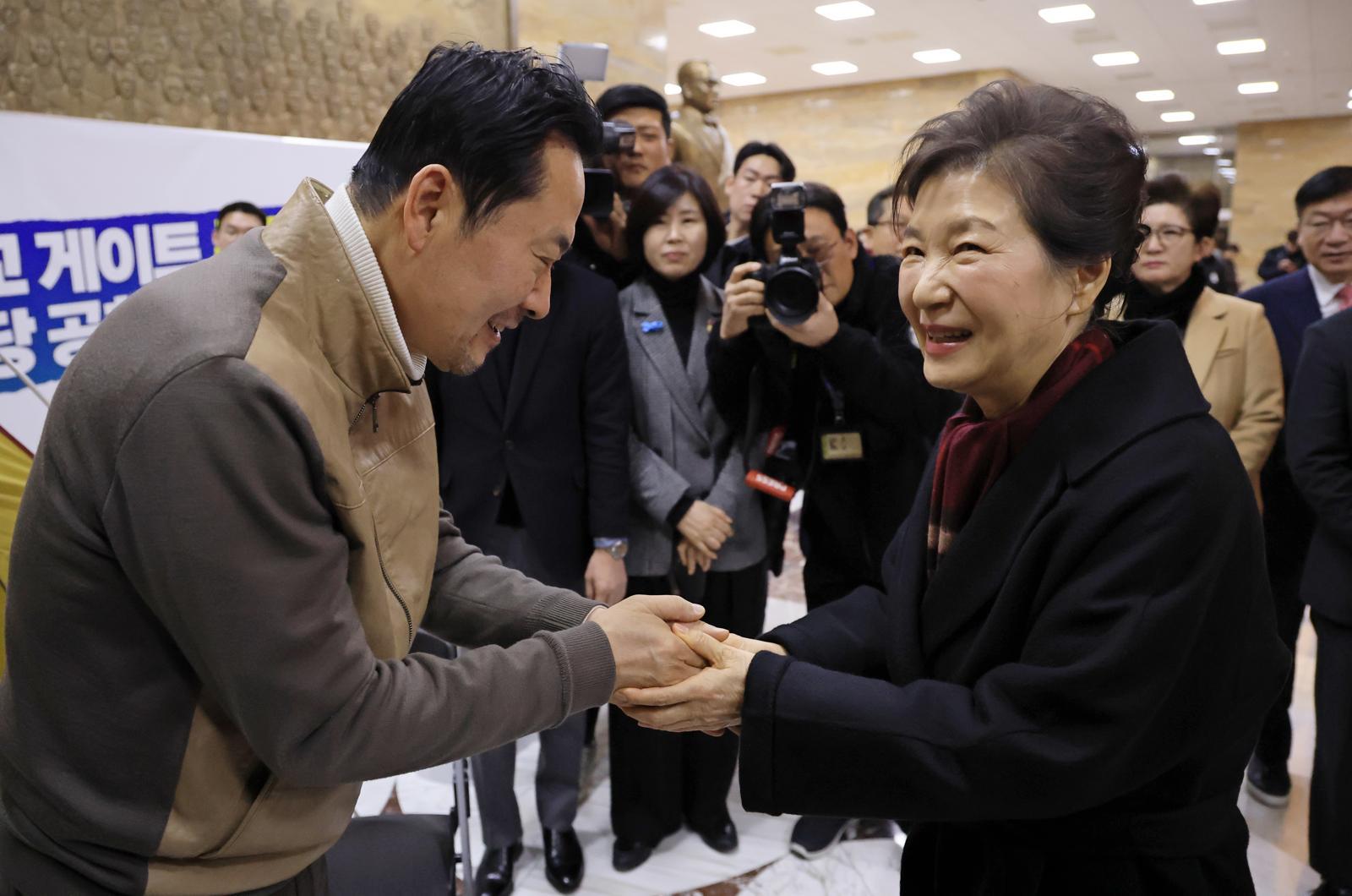 박근혜 전 대통령이 22일 서울 여의도 국회 로텐더홀에서 통일교게이트·더불어민주당공천뇌물 ‘쌍특검’ 수용을 요구하며 8일째 단식 중인 장동혁 국민의힘 대표를 찾아 대화하고 있다. 2026.01.22. 뉴시스