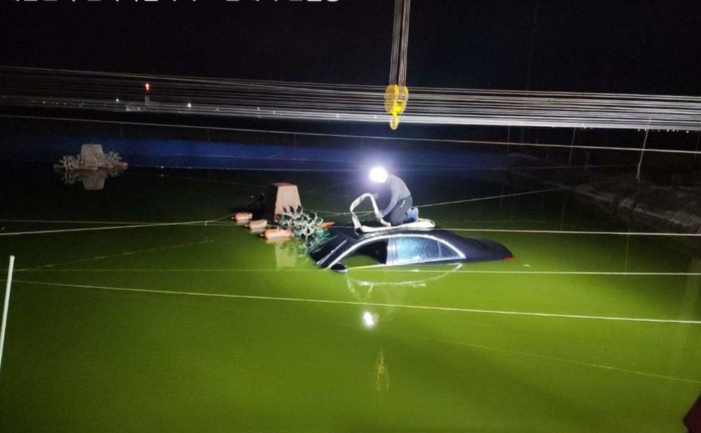 A 씨 등이 지난해 3월 고의로 차량을 양식장에 빠트린 사진. 전북경찰청 제공