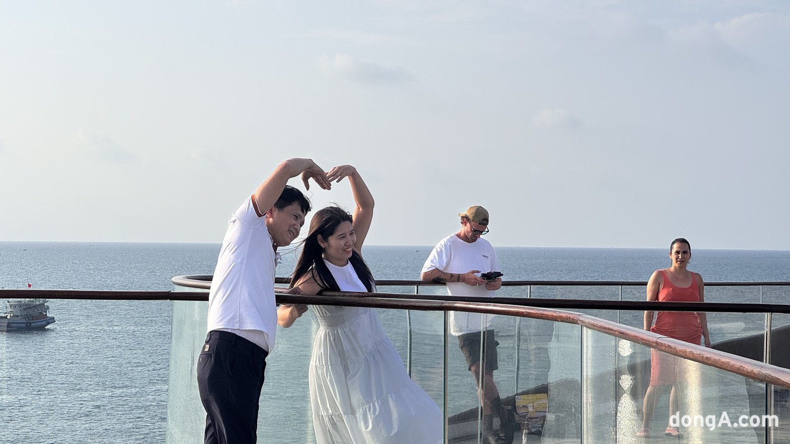 푸꾸옥 남서쪽 해변 좌우를 연결하는 해상 다리가 바다 한복판에서 만나는 키스 브릿지는 사랑하는 남녀가 우여곡절을 겪은 끝에도 결국 다시 만난다는 이야기를 품고 있다. 약 30㎝ 간격을 두고 만나는 다리에선 기념사진을 찍기 위한 연인들이 줄을 짓는다. 윤우열 기자 cloudancer@donga.com