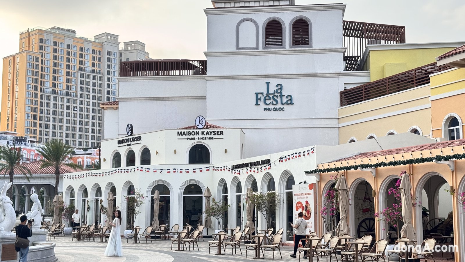 라 페스타 푸꾸옥은 관광객이 모이는 ‘만남의 광장’ 역할을 한다. 80m에 달하는 시계탑과 태양신의 분수 등 명소가 자리잡고 있기 때문이다. 이곳에선 하얗고 화려한 드레스를 입은 20~30대들이 추억을 남기기 바쁘다. 윤우열 기자 cloudancer@donga.com