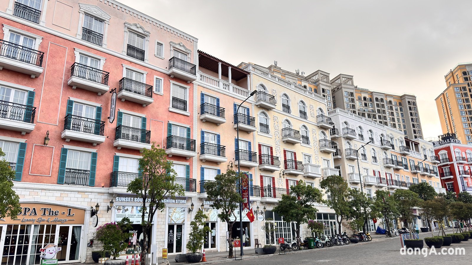 라 페스타 푸꾸옥 인근 마을은 절벽에 층층이 지어진 아말피 해안가의 집과 골목을 떠올리게 한다.  윤우열 기자 cloudancer@donga.com