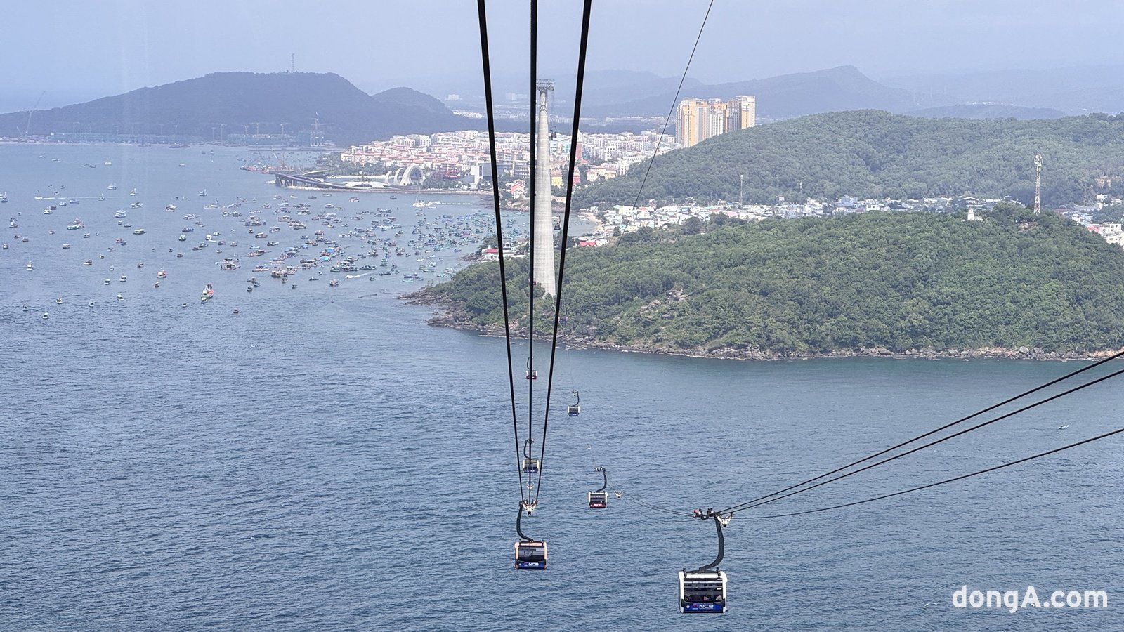 라 페스타 푸꾸옥에서 도보 5분 거리엔 선그룹의 테마파크가 조성된 ‘혼톰섬’로 가는 케이블카가 있다. 윤우열 기자 cloudancer@donga.com
