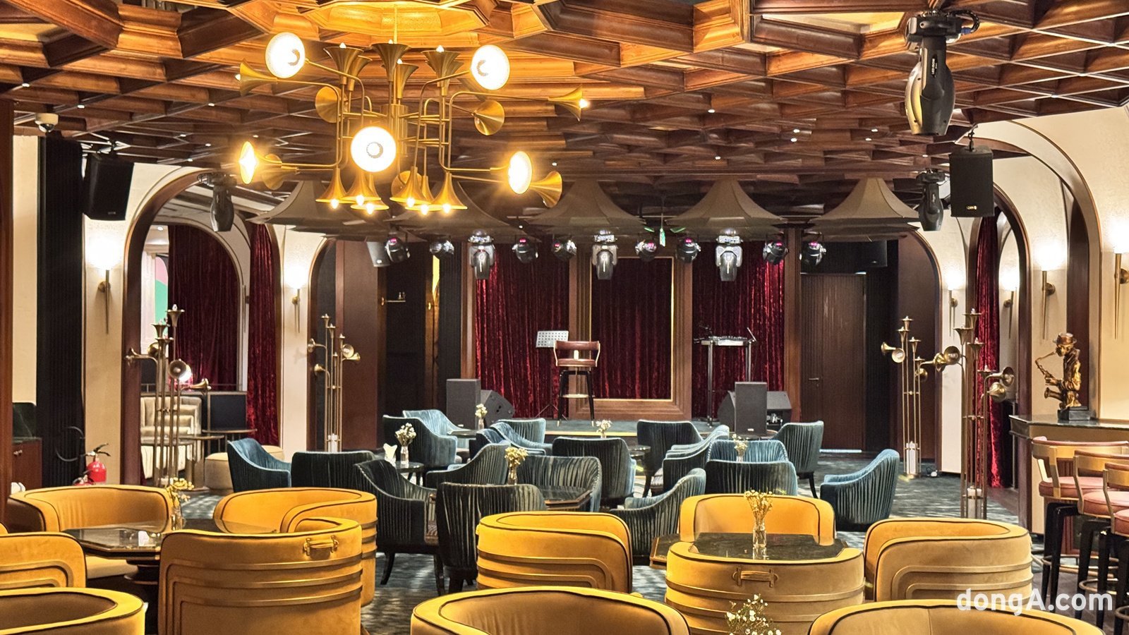 라 페스타 푸꾸옥의 새 빌딩인 테르자(Terza)는 이탈리아어로 ‘세 번째’라는 의미를 가진다. 테르자는 3도 음정 또는 3중주 등 음악에서도 많이 쓰인다. 실제로 테르자 빌딩은 음악가와 예술을 콘셉트로 세워졌다. 특히 ‘스피크이지바(Speakeasy bar; 공개되지 않은 은밀한 가게)’인 ‘루나 포크(Luna Folk)’는 조명까지도 트럼펫으로 디자인했다. 사진은 루나 포크 내부 모습. 윤우열 기자 cloudancer@donga.com