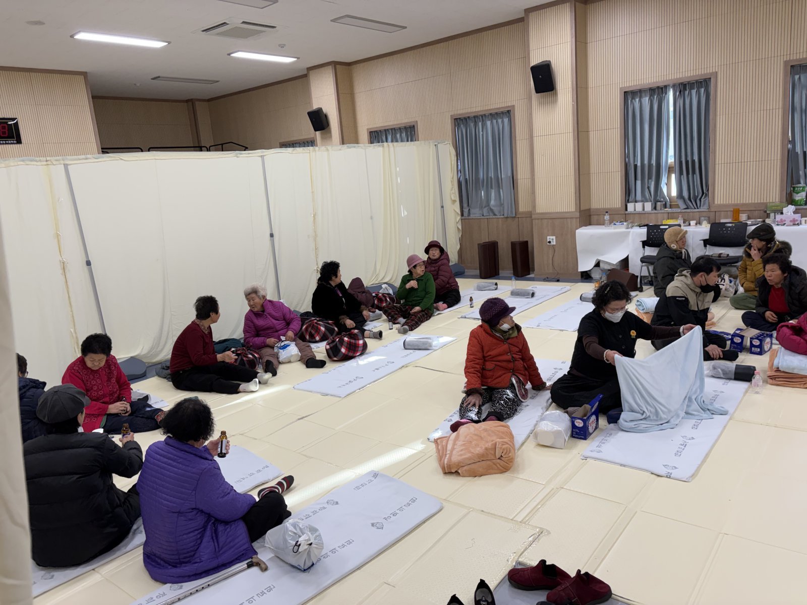 22일 오전 9시 광양 산불로 인해 마련된 옥곡면사무소 임시 대피소에 주민들이 모여 있다. 2026.1.22 뉴스1