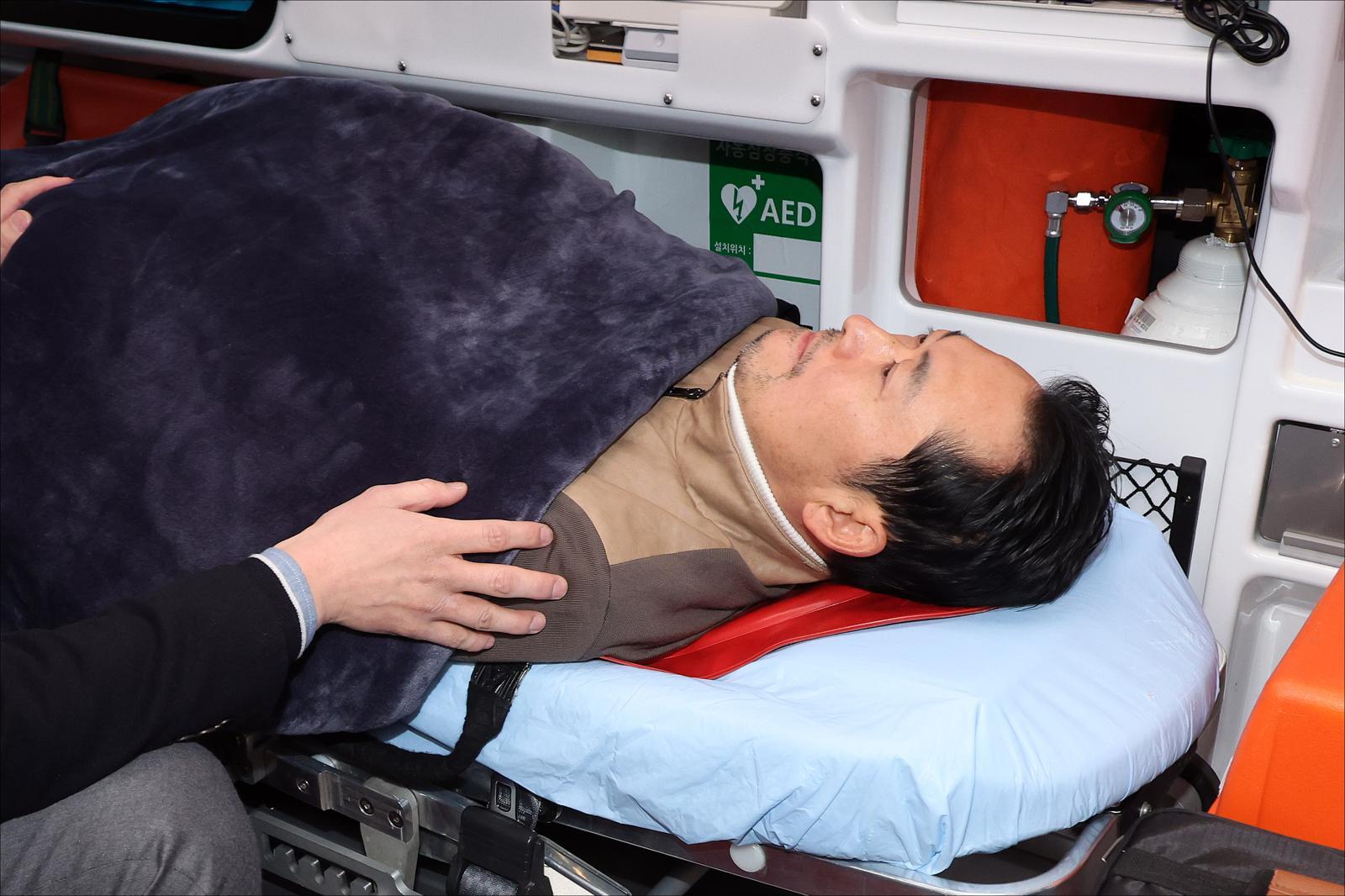 ‘통일교·공천헌금’ 쌍특검법 수용을 촉구하며 단식을 시작한 장동혁 국민의힘 대표가 22일 서울 여의도 국회에서 단식 8일 만에 박근혜 전 대통령의 단식 중단 권고를 받아들이며 단식을 중단하고 병원으로 이송되고 있다. (공동취재) 뉴시스