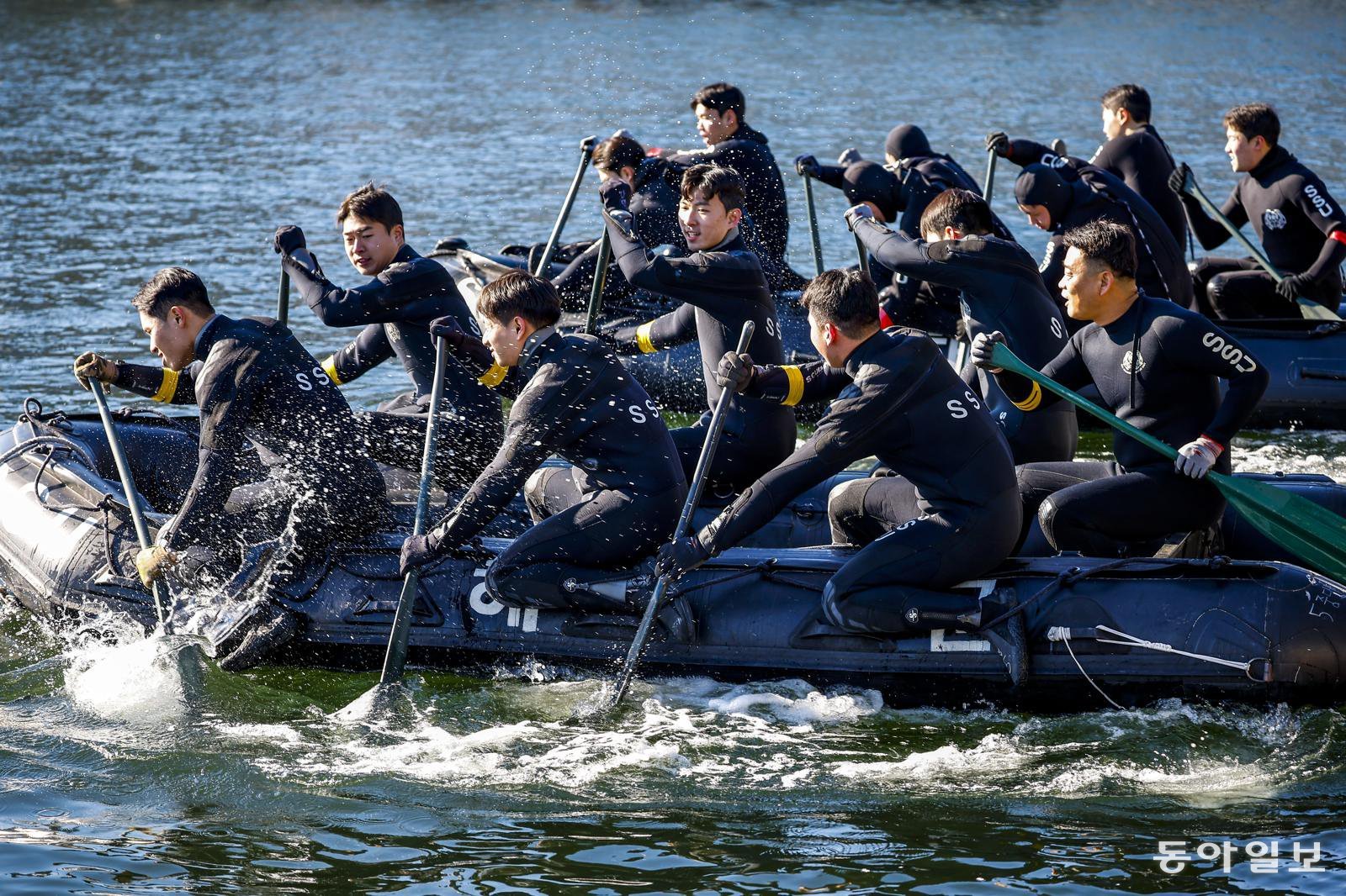 해군 특수전전단 해난구조전대(SSU) 소속 심해잠수사들이 고무보트 패들링 종목에서 중대별 팀워크를 겨루고 있다. 창원=양회성 기자 yohan@donga.com