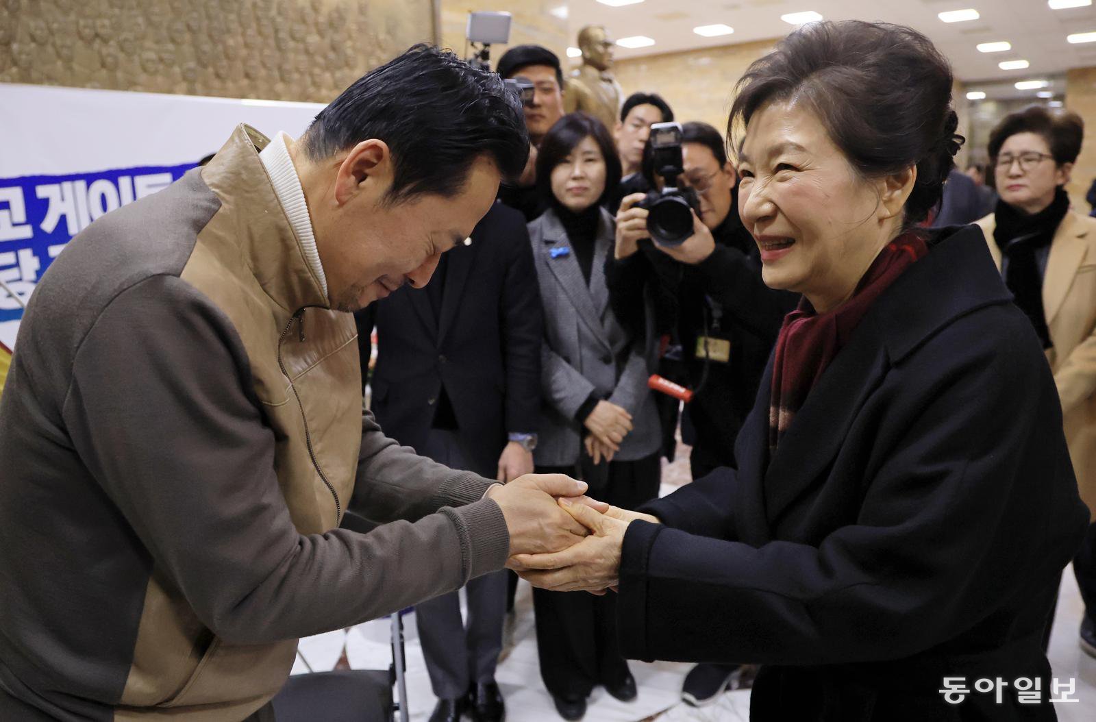 박근혜 전 대통령이 22일 서울 여의도 국회 로텐더홀에서 통일교·공천헌금 ‘쌍특검’ 수용을 요구하며 8일째 단식 중인 국민의힘 장동혁 대표를 찾아 대화하고 있다. 장승윤 기자 tomato99@donga.com