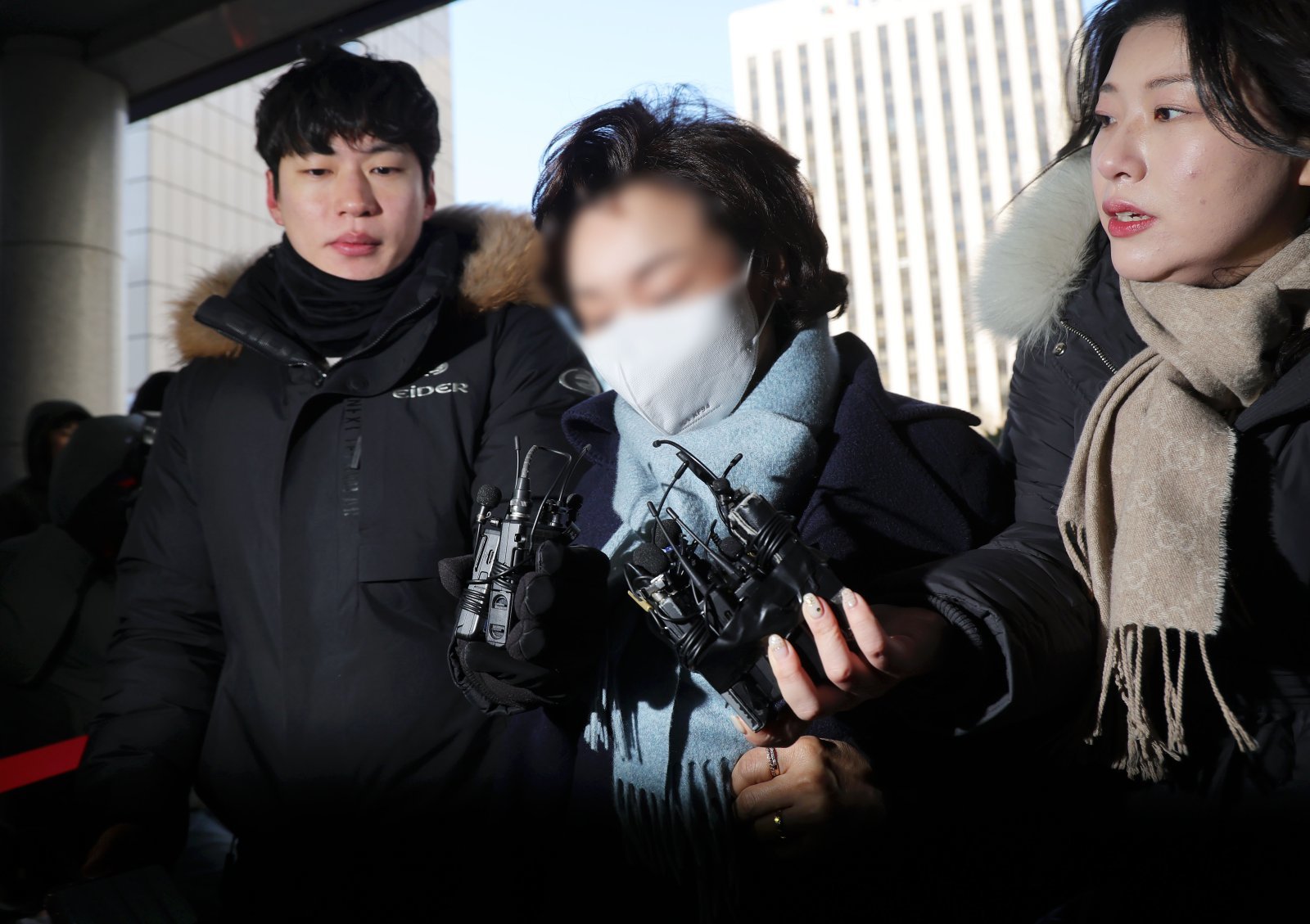 더불어민주당을 탈당한 김병기 의원의 배우자 이 모 씨가 22일 오후 서울 마포구 서울경찰청 광역수사단 공공범죄수사대에 공천헌금 수수 의혹 관련 조사를 받기 위해 출석하고 있다. 2026.01.22. [서울=뉴시스]