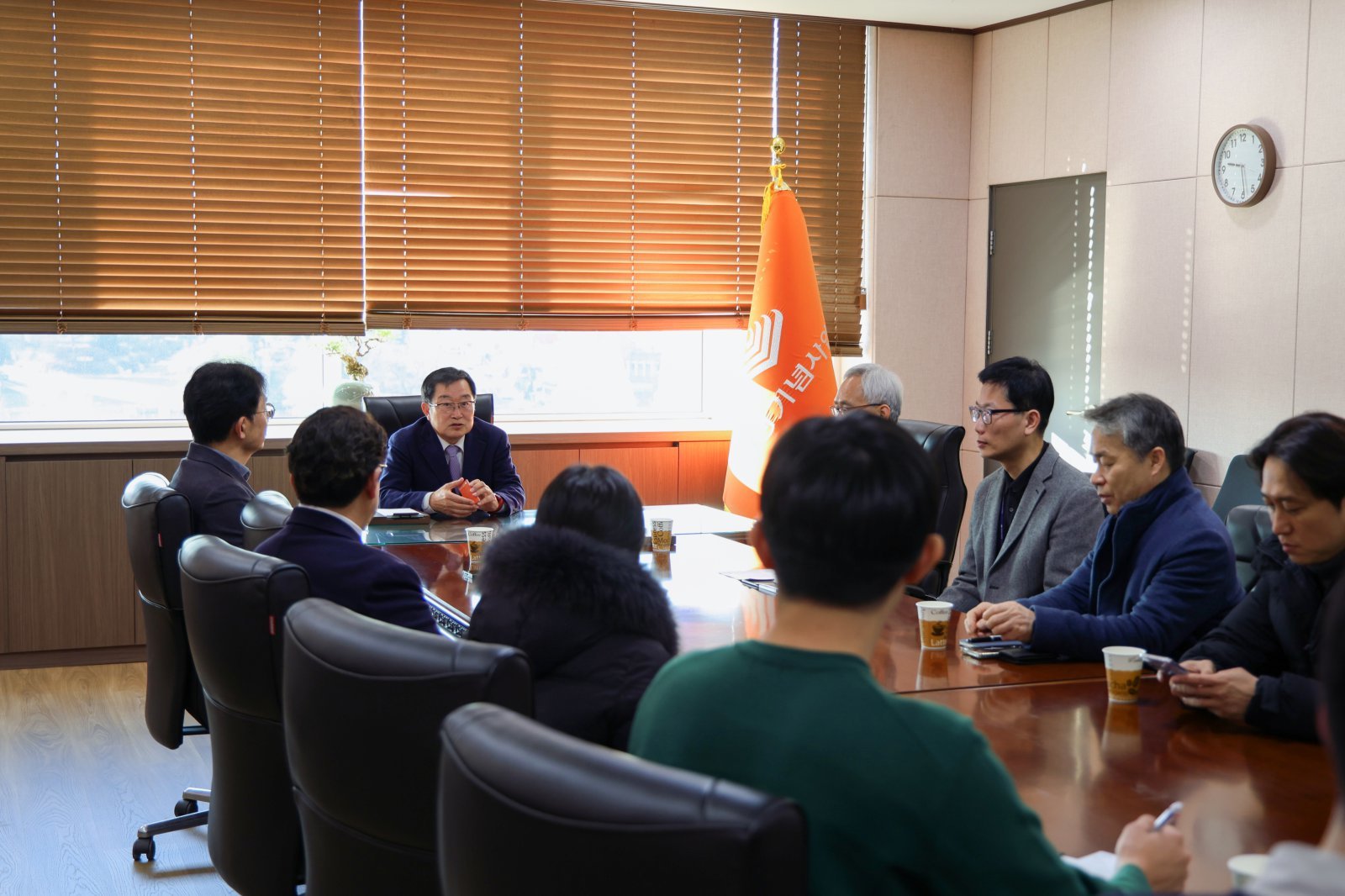 백승주 전쟁기념사업회장이 한국방위산업진흥회 및 국내 방산기업 관계자들과 논의하고 있다.