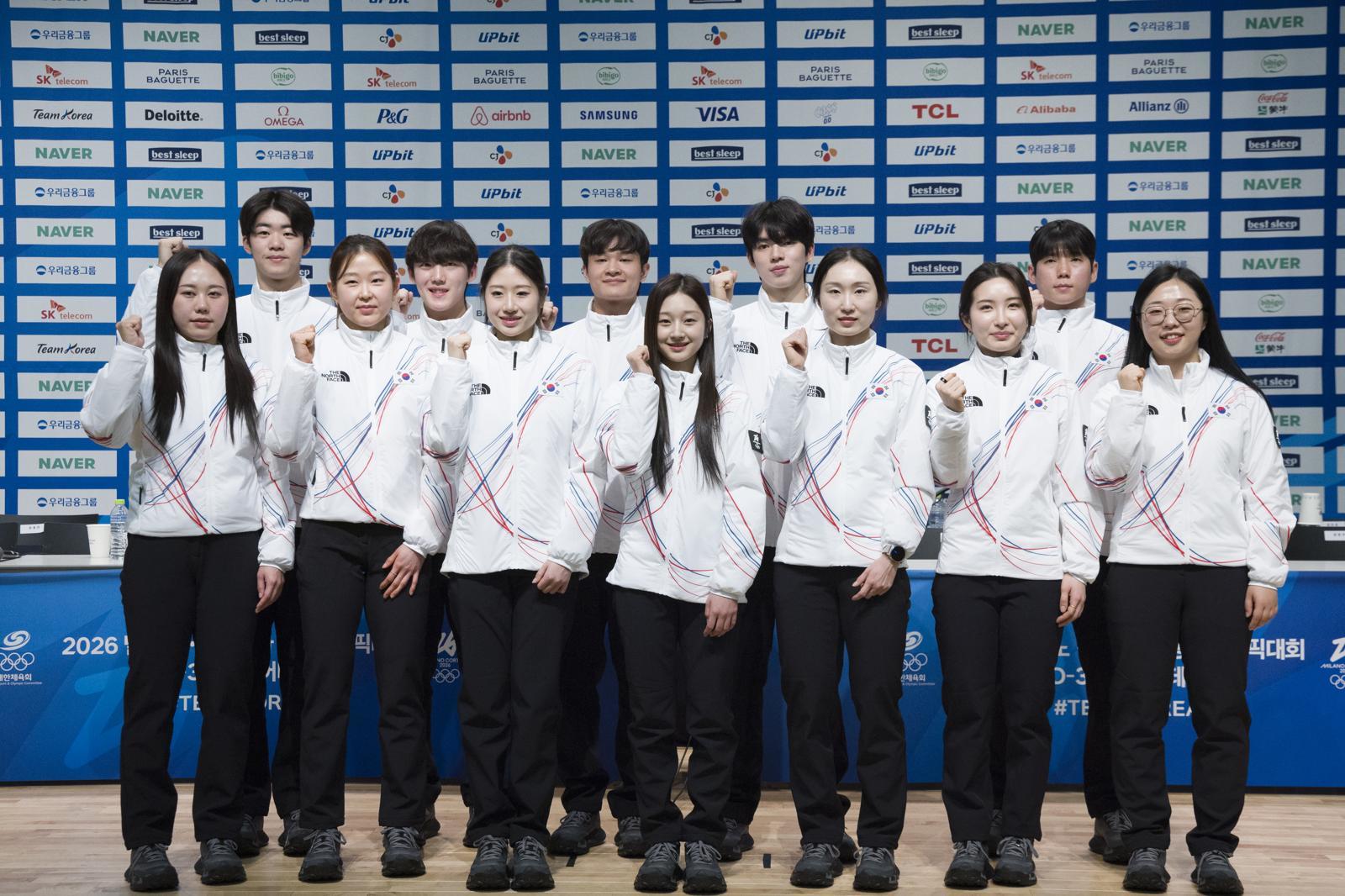 쇼트트랙 최민정을 비롯한 선수들이 7일 충북 진천 국가대표선수촌에서 열린 밀라노코르티나 동계올림픽 D-30 미디어데이에서 기념촬영하고 있다. 2026.01.07. 진천=뉴시스