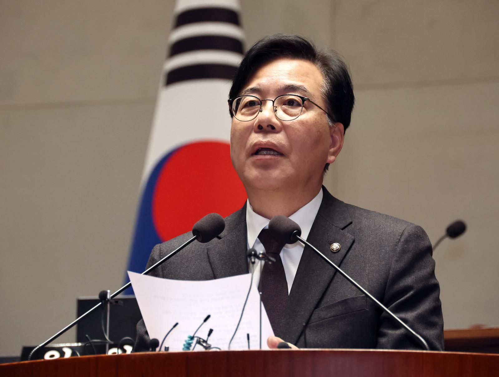 송언석 국민의힘 원내대표가 22일 오후 서울 여의도 국회에서 열린 의원총회에서 발언을 하고 있다. 뉴시스