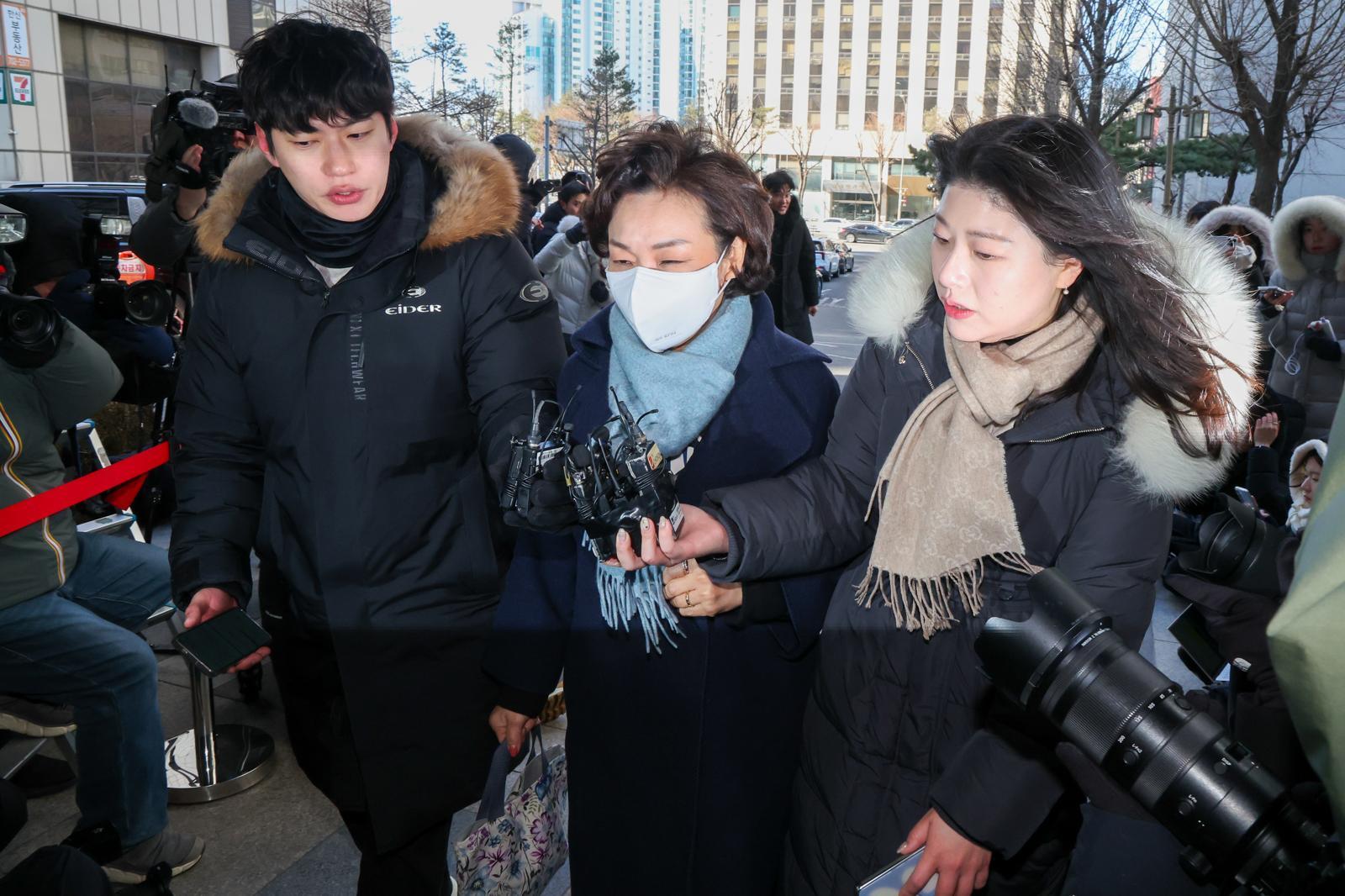 김병기 무소속 의원의 배우자 이 모 씨가 22일 오후 마포구 서울경찰청 공공범죄수사대에 출석하고 있다. 2026.1.22./뉴스1