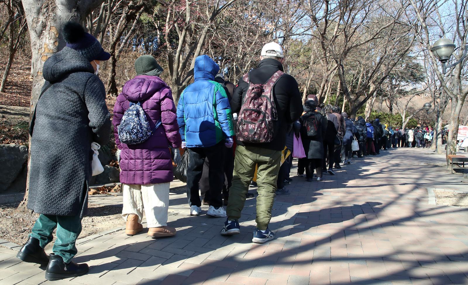 한파가 이어진 22일 오전 대구 달서구 두류공원 사랑해밥차 무료급식소를 찾은 사람들이 줄지어 배식을 기다리고 있다. 2026.1.22/뉴스1