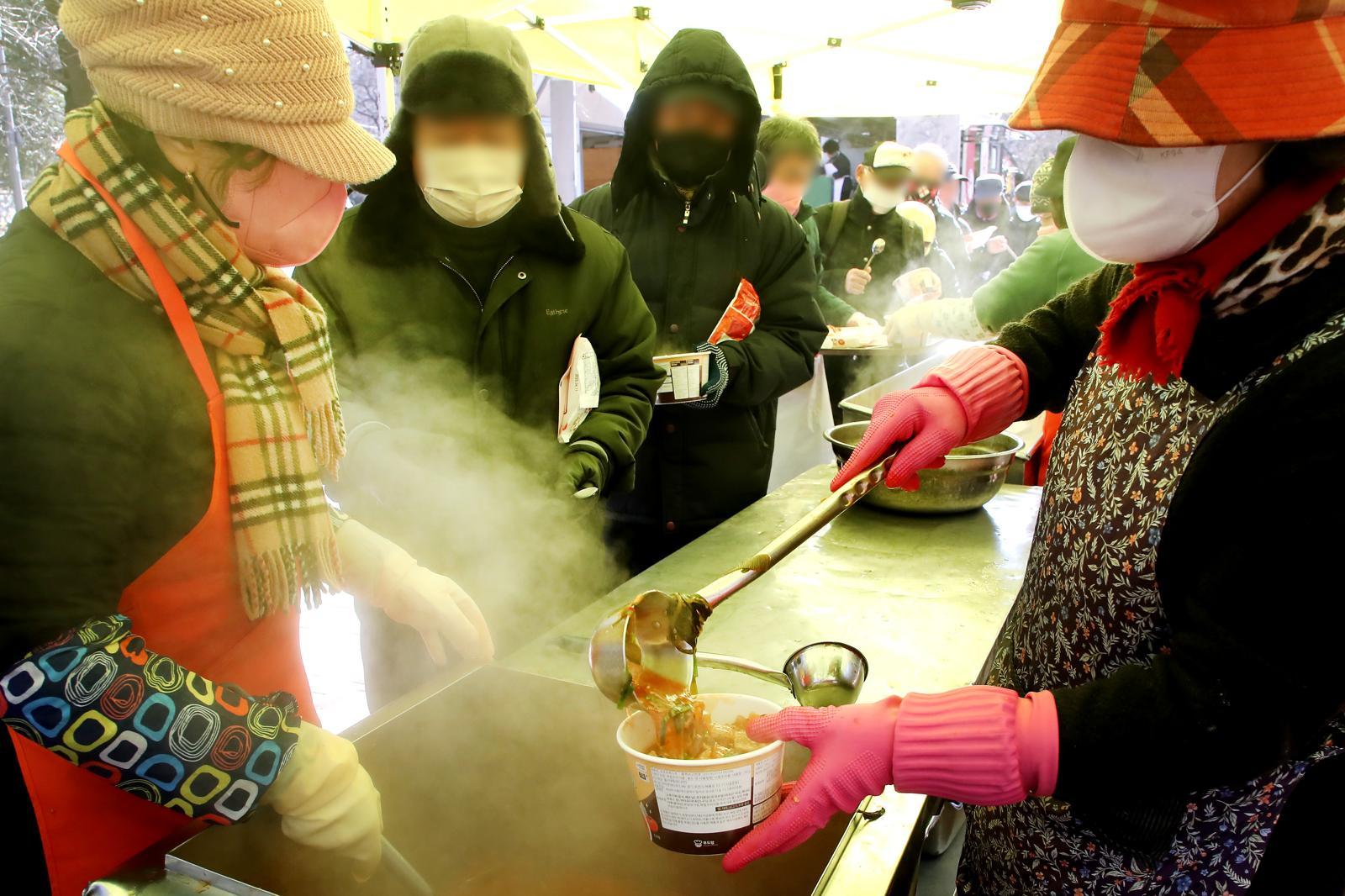한파가 이어진 22일 대구 달서구 두류공원 사랑해밥차 무료급식소에서 자원봉사자들이 배식을 하고 있다. 2026.1.22/뉴스1