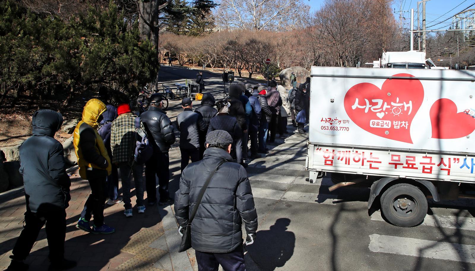 22일 대구 달서구 두류공원 사랑해밥차 무료급식소 앞에서 배식을 기다리는 행렬. 2026.1.22/뉴스1