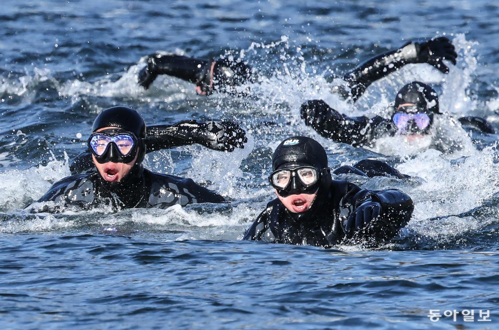 해군 특수전전단 해난구조전대(SSU) 심해잠수사들이 22일 경남 창원시 진해구 진해 군항에서 열린 혹한기 내한 훈련 중 오리발 수영을 하고 있다. 창원=양회성 기자 yohan@donga.com