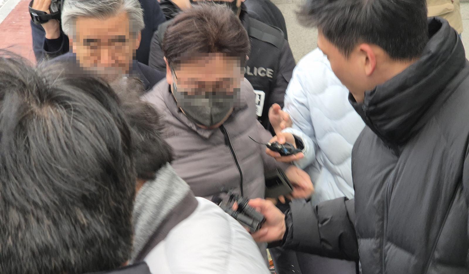 생후 일주일 된 장애아 살해를 공모한 혐의로 사전구속영장이 신청된 충북 청주의 한 산부인과 의사 A(60대)씨가 청주지방법원의 영장실질심사를 받은 뒤 건물 밖으로 나오고 있다. 2024.11.26. 뉴시스