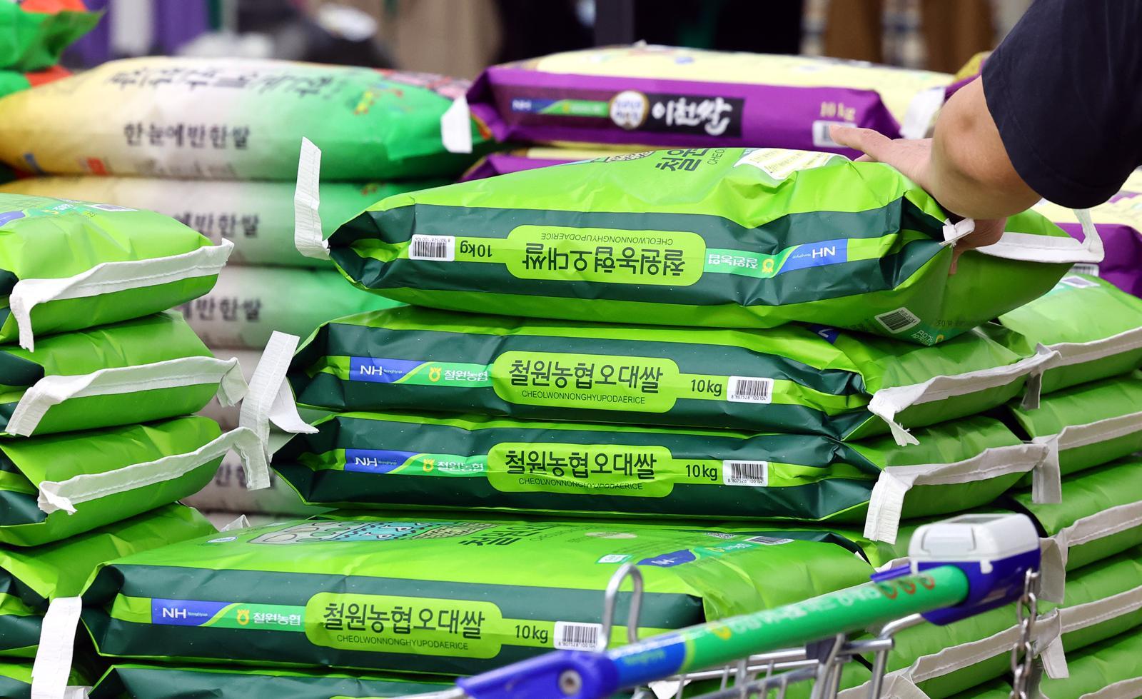 2025년 1인당 양곡 소비량이 62.5kg으로 역대 최저를 기록했다. 30년 전의 절반 수준이나, K-푸드 인기에 힘입어 떡류 등 제조업용 쌀 소비는 전년 대비 6.7% 증가했다. 뉴시스