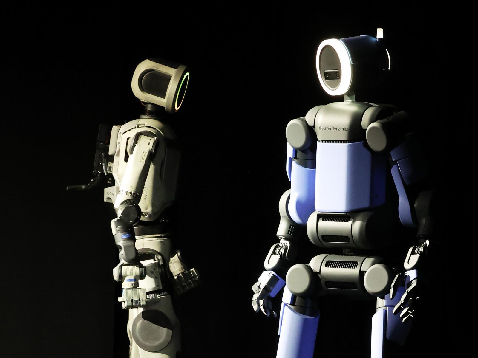 휴머노이드 로봇 아틀라스 시제품(왼쪽)과 아틀라스 개발형 모델. 2026.1.6 뉴스1