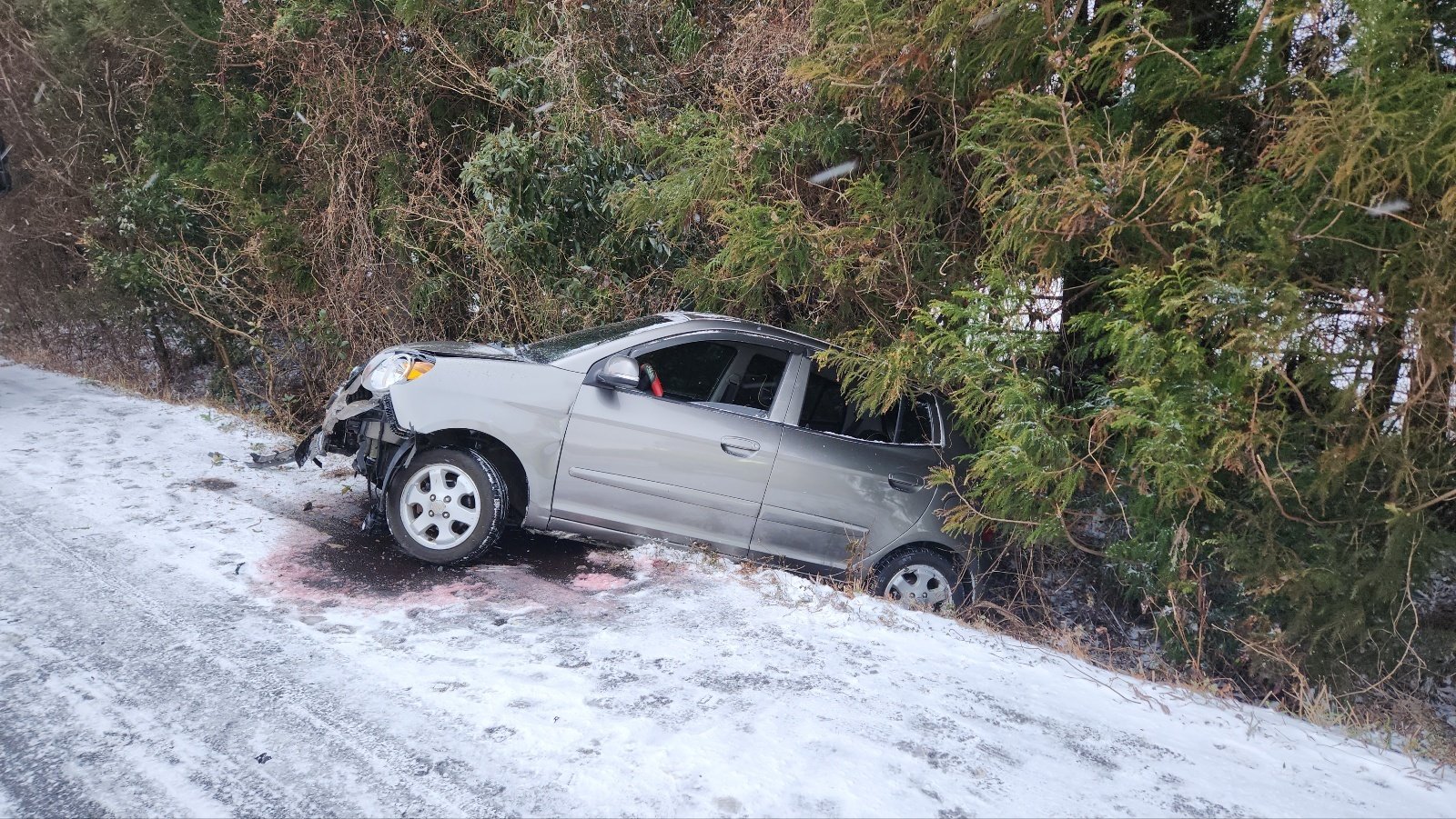 22일 제주시 조천읍에서 차량이 눈길에 미끄러져 도랑에 빠지는 사고가 발생, 119구급대가 출동해 안전조치를 취했다.제주도소방안전본부 제공.