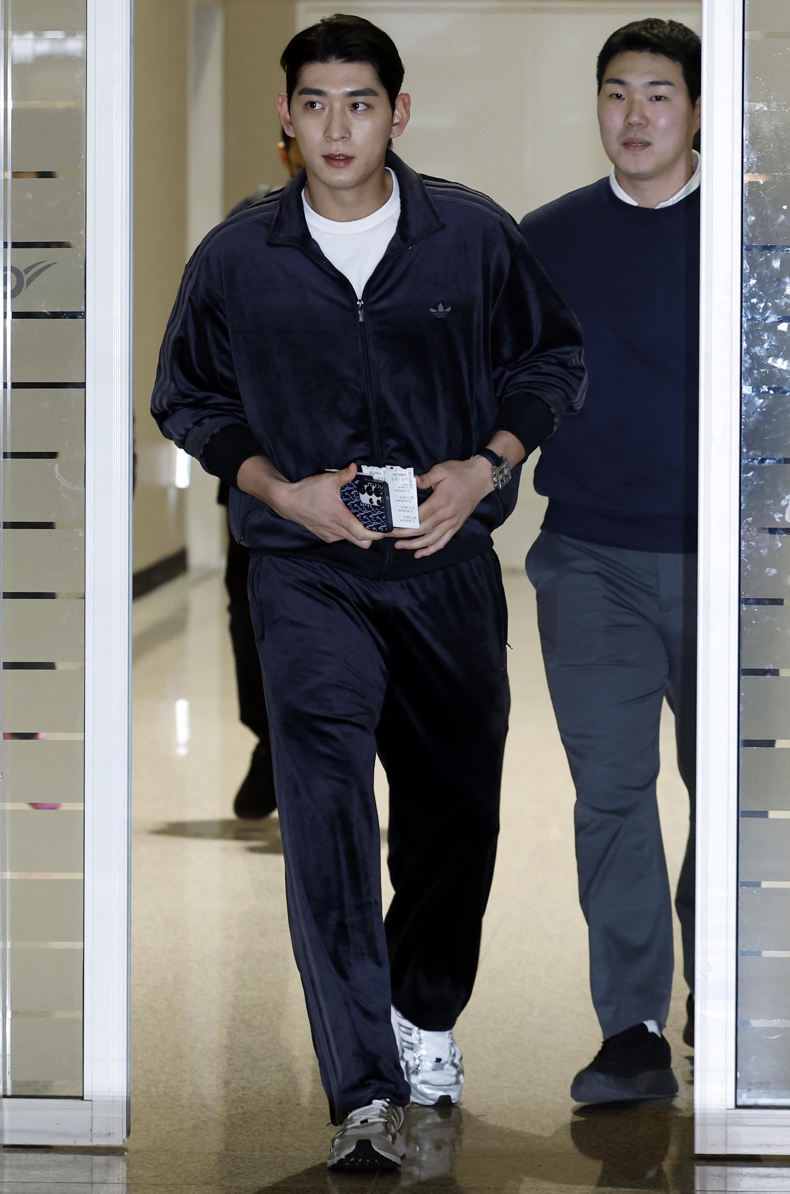 메이저리그(MLB) 샌프란시스코 자이언츠에서 뛰는 이정후가 21일 오후 인천국제공항 2터미널에서 출국 전 언론 인터뷰를 위해 출국 심사 후 밖으로 나오고 있다. 올해 메이저리그(MLB) 세 번째 시즌을 맞이하는 이정후는 지난해에는 150경기에 출전해 타율 0.266, 8홈런, 55타점, 10도루, 73득점, OPS(출루율+장타율) 0.735의 성적을 냈다. 2026.1.21/뉴스1