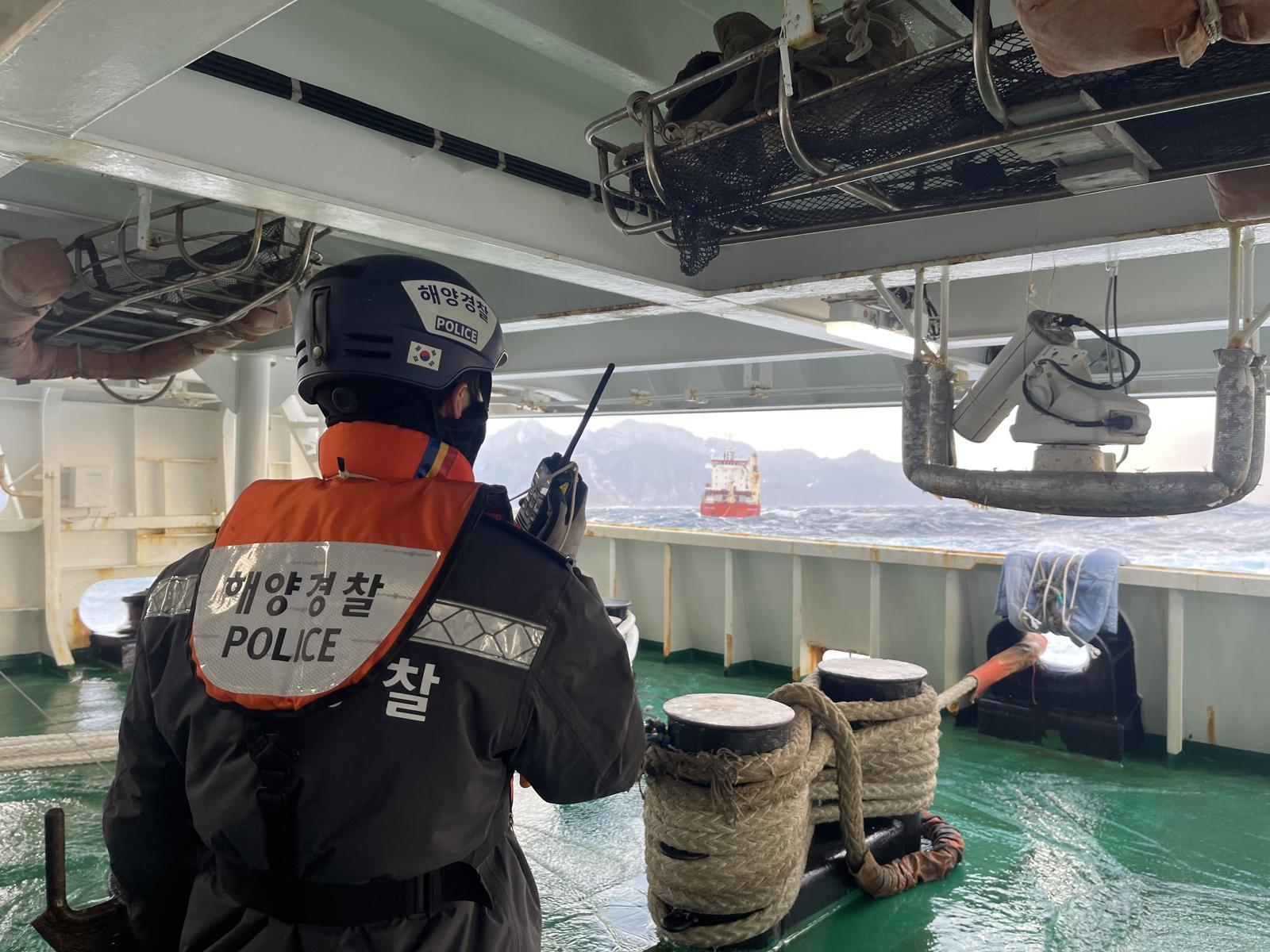 우리 해양 경찰은 이달 12일 울릉도 해역을 항해하다가 엔진 고장으로 조종 불능 상태에 빠진 러시아 선박에 대한 구조 활동을 벌였다. 동해지방해양경찰청 제공