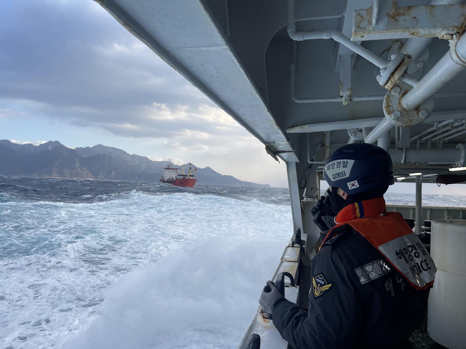 우리 해양 경찰은 이달 12일 울릉도 해역을 항해하다가 엔진 고장으로 조종 불능 상태에 빠진 러시아 선박에 대한 구조 활동을 벌였다. 동해지방해양경찰청 제공