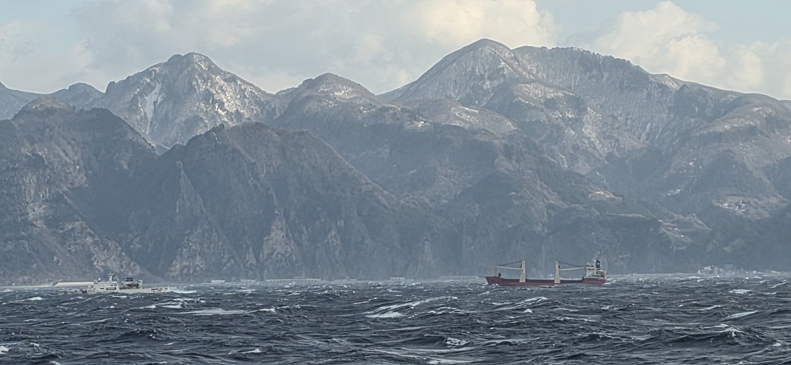 우리 해양 경찰은 이달 12일 울릉도 해역을 항해하다가 엔진 고장으로 조종 불능 상태에 빠진 러시아 선박에 대한 구조 활동을 벌였다. 동해지방해양경찰청 제공