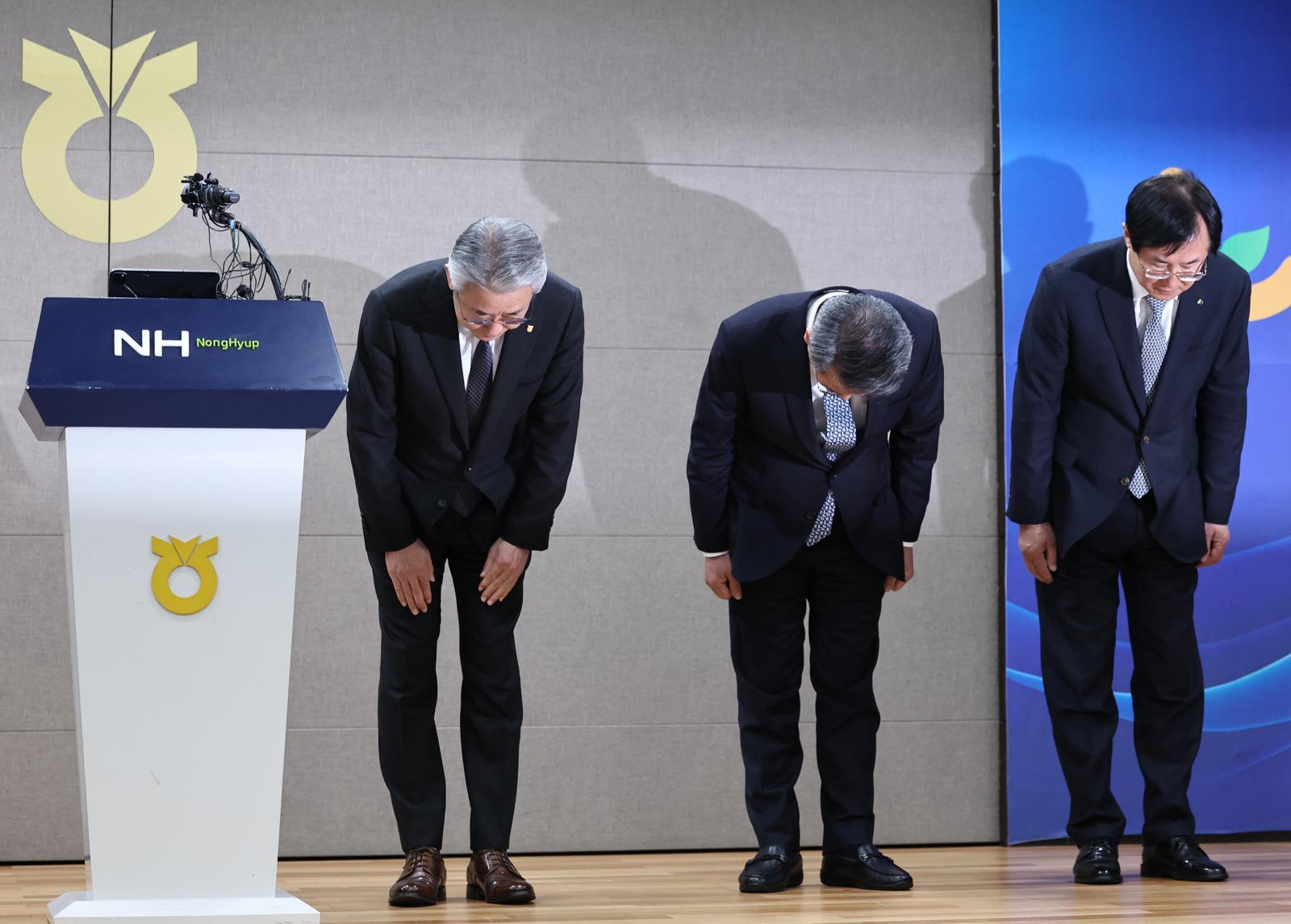 강호동 농협중앙회장과 경영진이 13일 서울 중구 농협중앙회 본관에서 농림축산식품부가 지난 8일 발표한 농협중앙회에 대한 특별감사 중간 결과와 관련해 대국민 사과 인사를 하고 있다. 2026.1.13/뉴스1