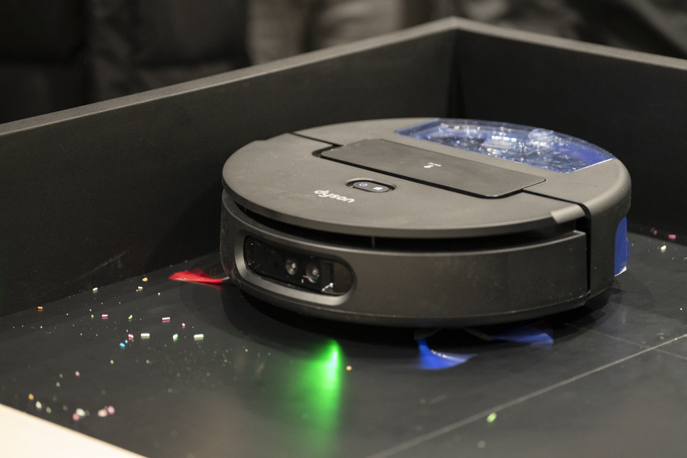 다이슨 스팟앤스크럽 Ai 로봇청소기는 전면에 HD 카메라를 대상으로 사물을 판단하고, AI가 최적의 시나리오를 선택해 청소한다 / 출처=IT동아