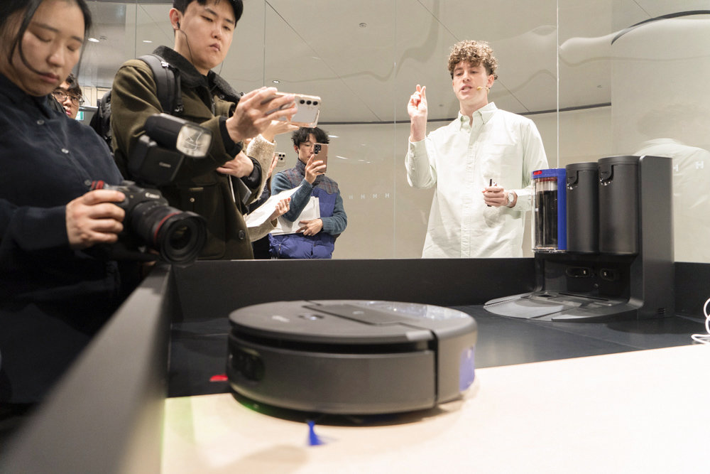 청소는 자체 배터리로 최대 200분 유지되며, 배터리가 부족하면 자동으로 스테이션으로 돌아가 먼지통을 비우고 급수 및 충전을 진행한다 / 출처=IT동아