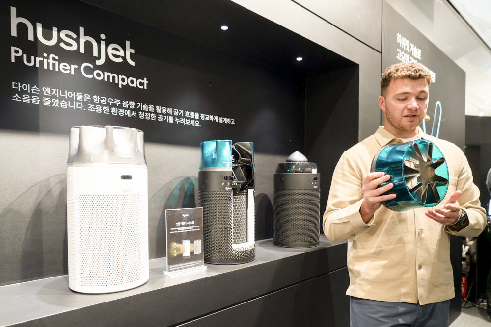 톰 비숍(Tom Bishop) 다이슨 홈 디자인 & 개발 엔지니어가 항공기 엔진을 본뜬 형태의 소형 공기청정기 허쉬젯 컴팩트를 소개했다 / 출처=IT동아