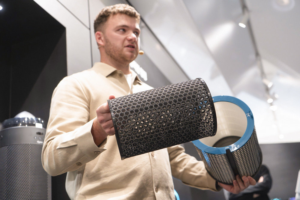 내부에는 360도 정전기 집진+포름알데히드 필터와 360도 활성 탄소 필터가 내장돼 있다 / 출처=IT동아