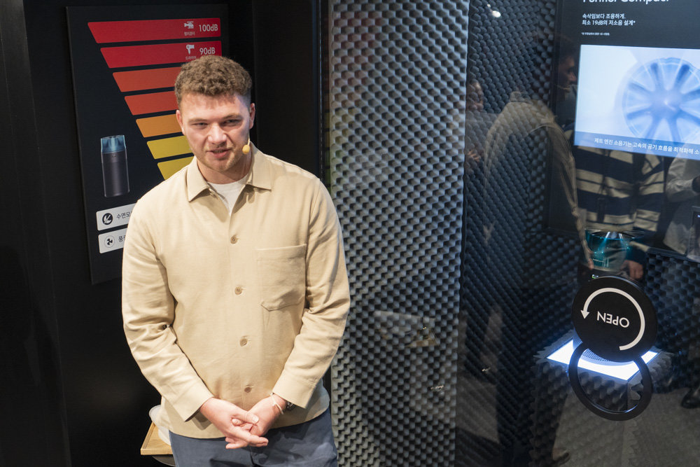 톰 비숍(Tom Bishop) 엔지니어가 허쉬젯 컴팩트 공기청정기 풍량에 따른 소음에 대해 설명 중이다 / 출처=IT동아