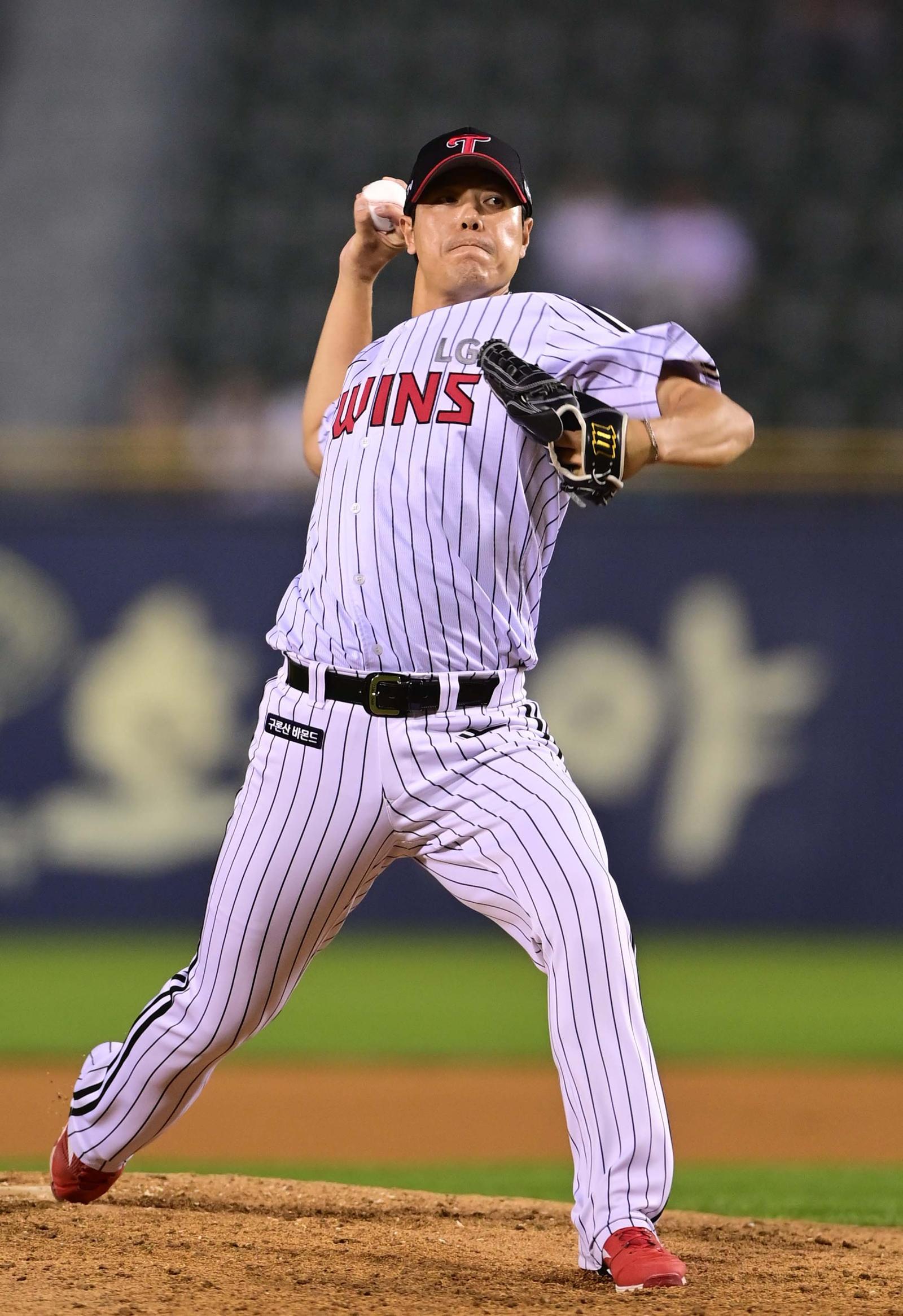 LG 투수 김진성이 투구를 하고 있다. 동아일보 DB