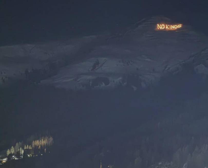 스위스 다보스에서 열리는 세계 경제 포럼을 앞두고 눈으로 덮인 산비탈에 ‘NO KINGS’라는 횃불 문구가 적혀 있다. 엑스 갈무리