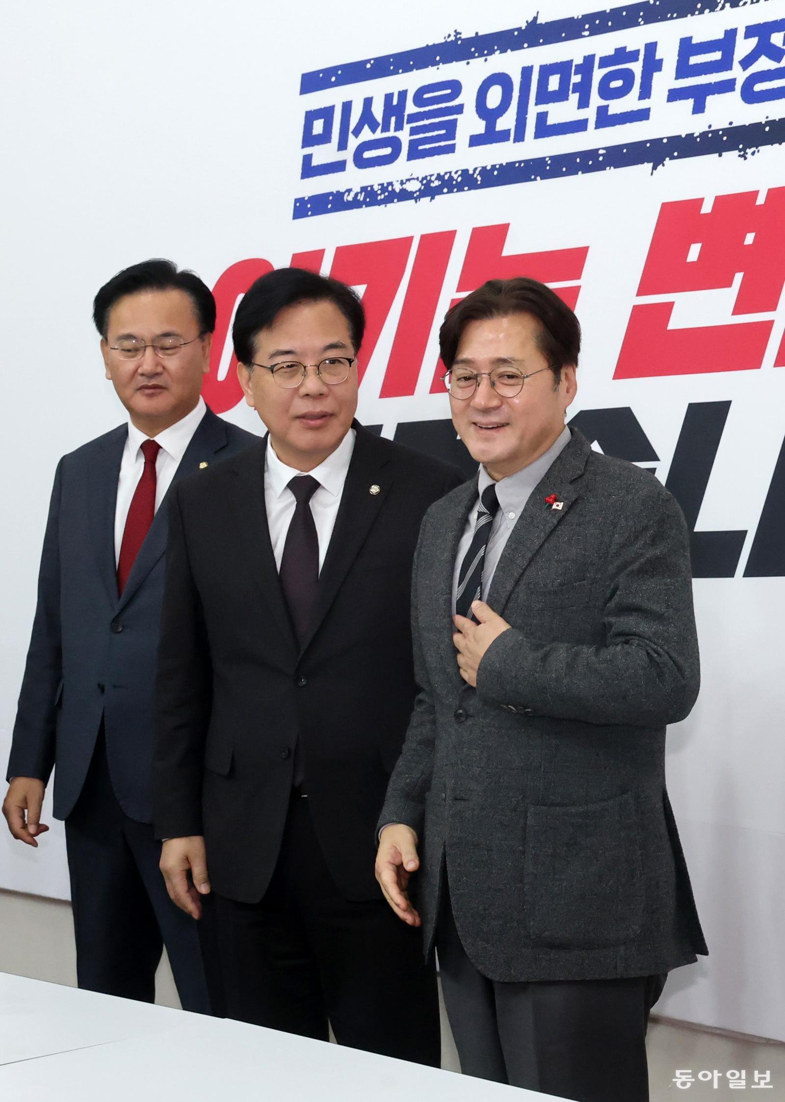 송언석 국민의힘 원내대표가 22일 국회에서 홍익표 대통령비서실 정무수석을 접견하고 있다. 장승윤 기자 tomato99@donga.com